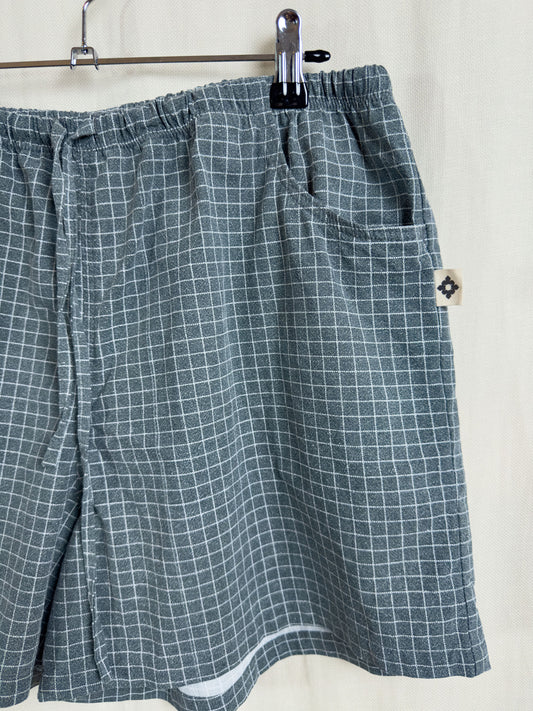 Drawstring shorts in grey checks mid length