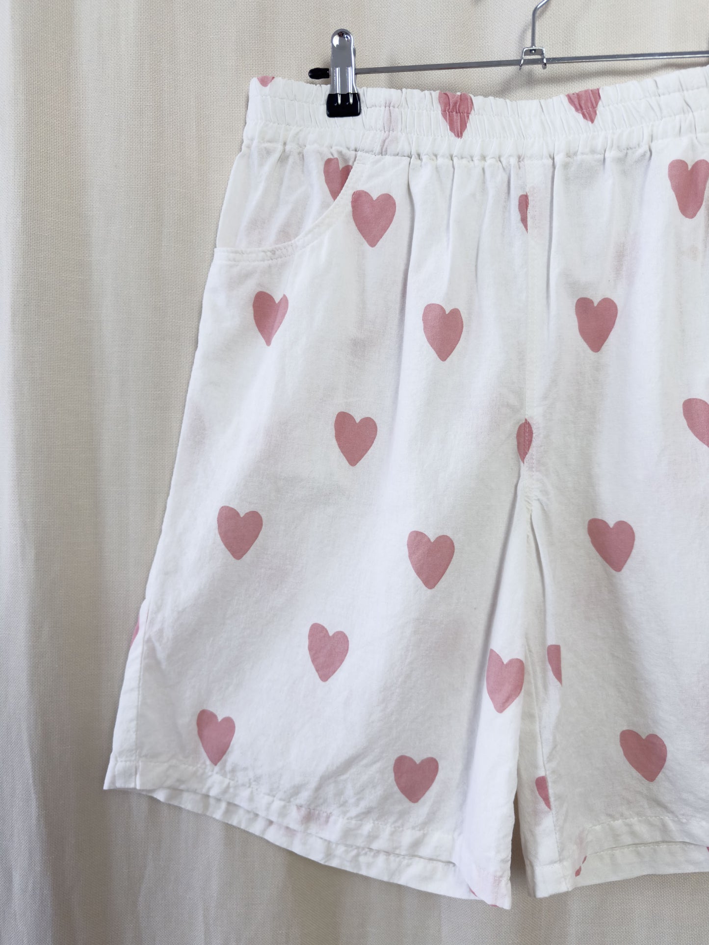 Shorts (long) in white cotton with pink hearts