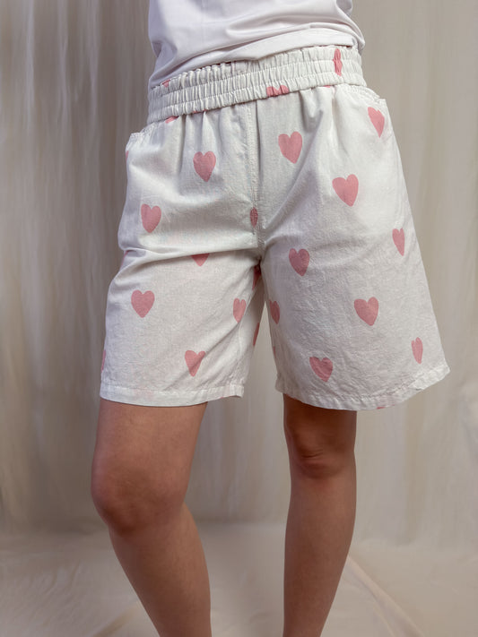 Shorts (long) in white cotton with pink hearts