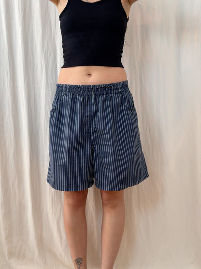 Shorts in pinstriped dark blue