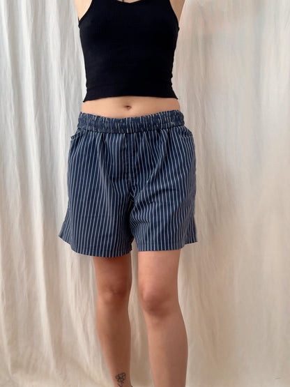 Shorts in pinstriped dark blue