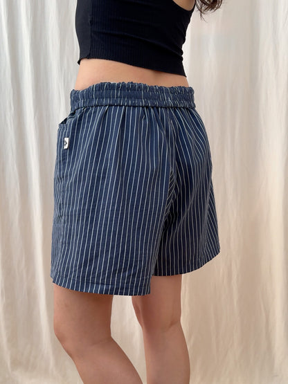Shorts in pinstriped dark blue