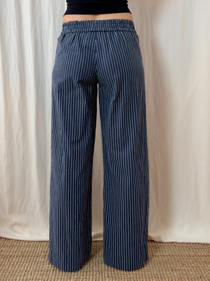Wide leg trousers in pinstriped blue