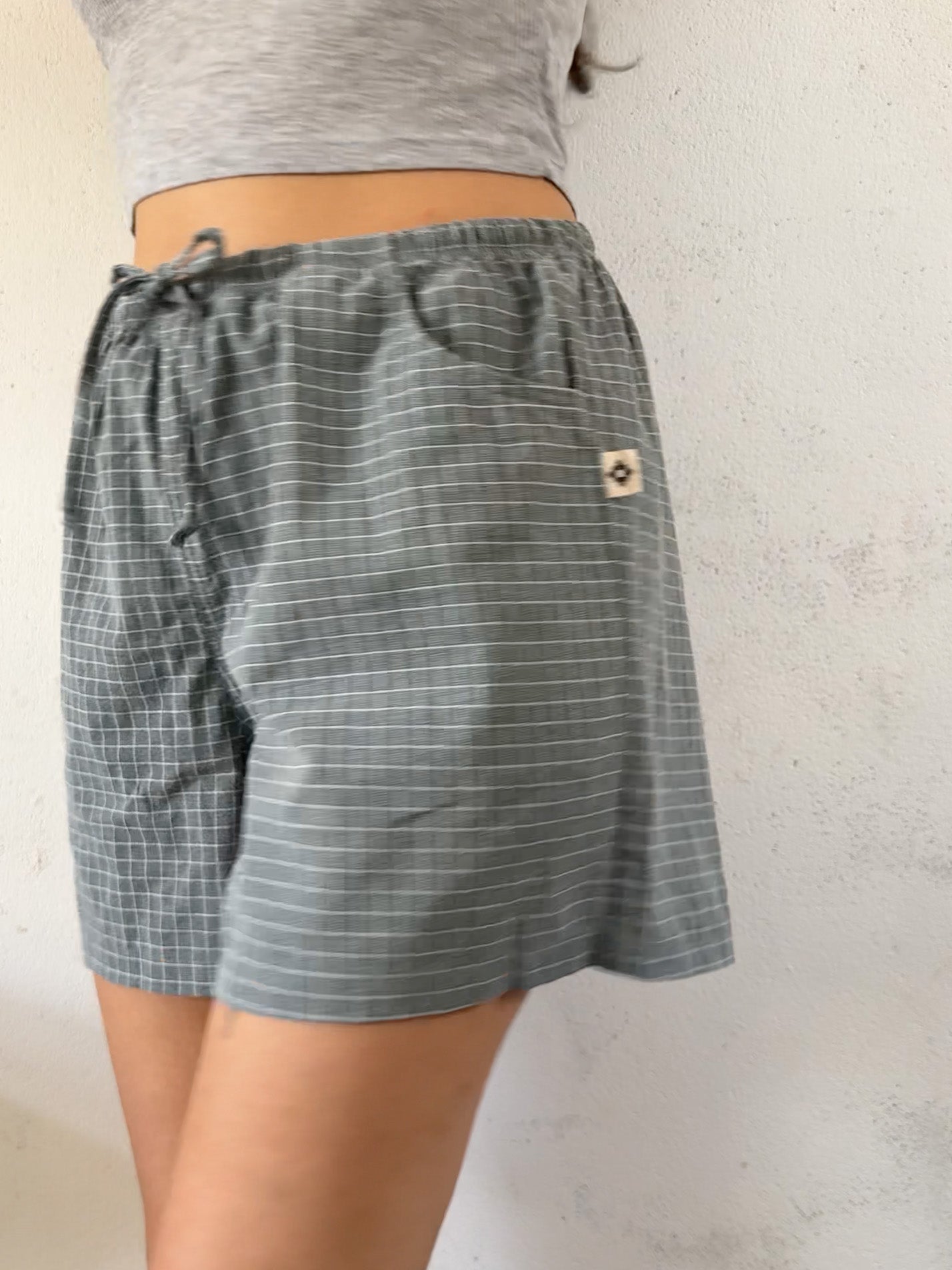 Drawstring shorts in grey checks mid length
