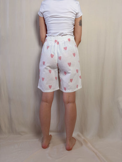 Shorts (long) in white cotton with pink hearts