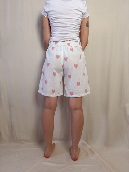 Shorts (long) in white cotton with pink hearts