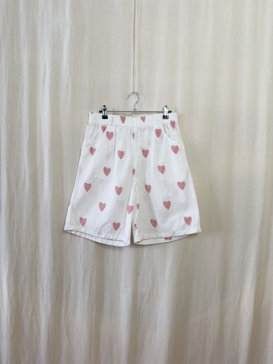 Shorts (long) in white cotton with pink hearts