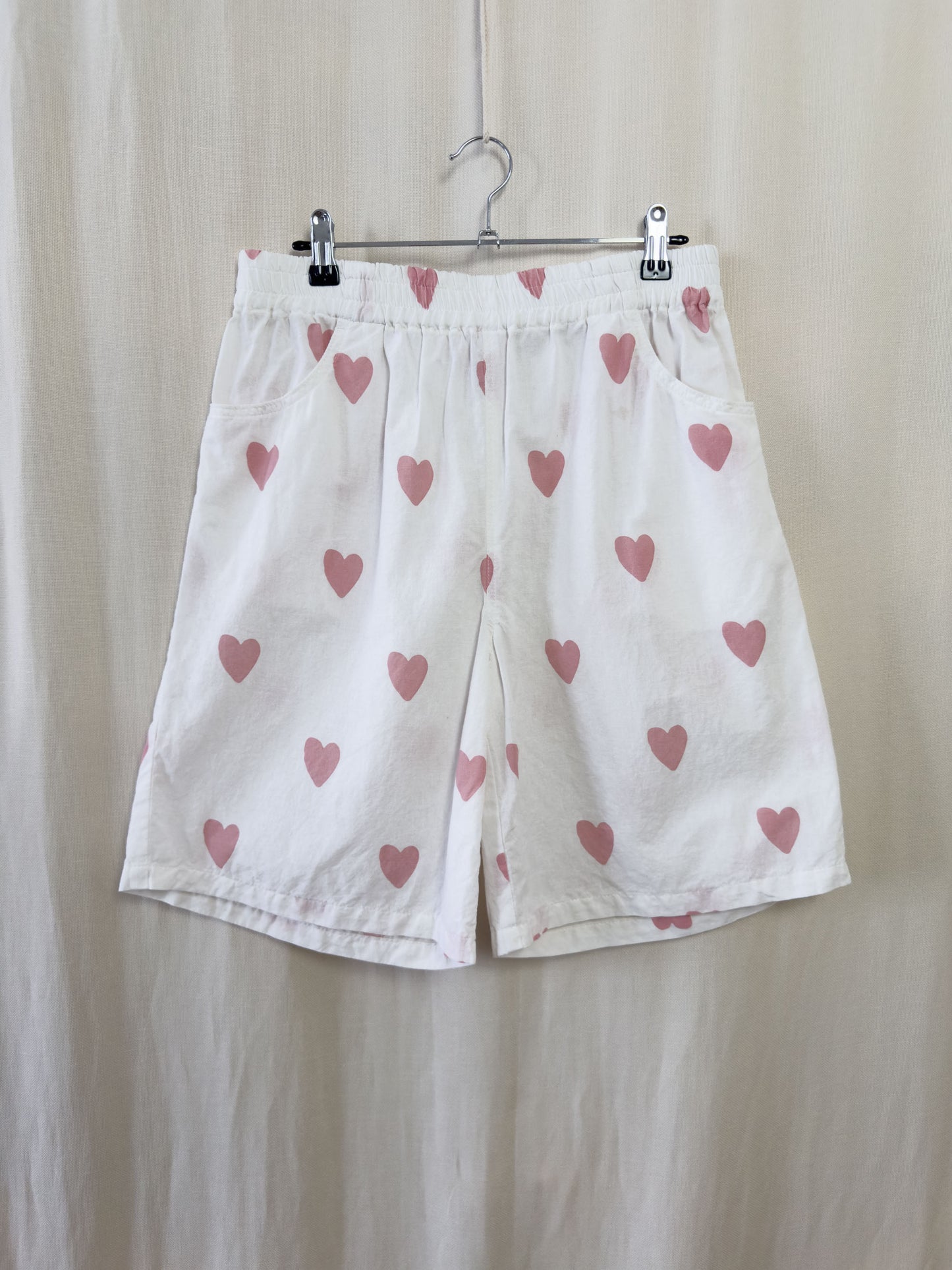 Shorts (long) in white cotton with pink hearts
