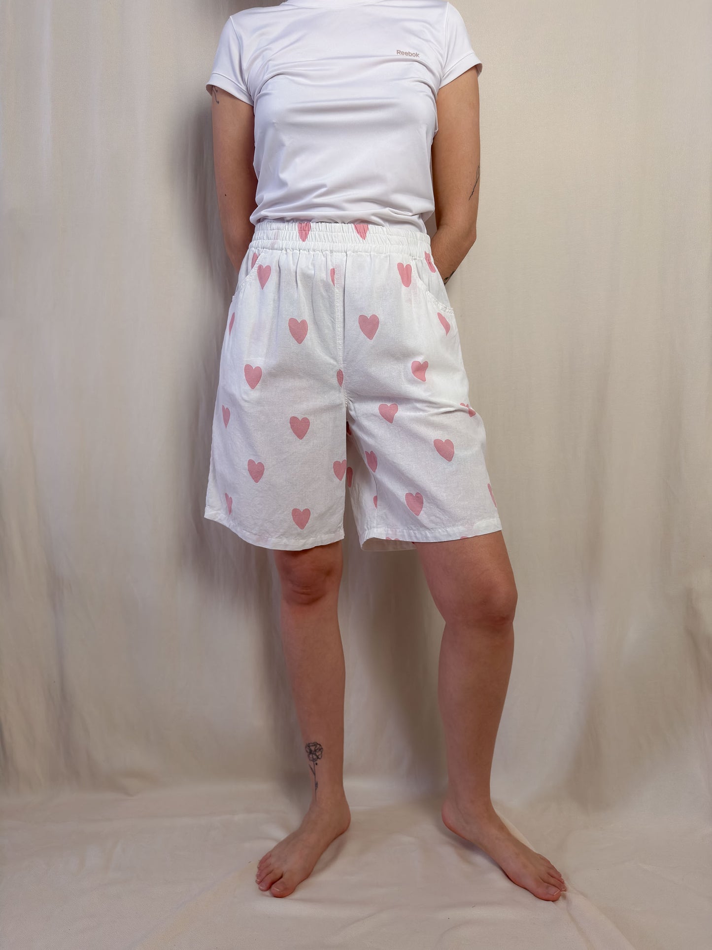 Shorts (long) in white cotton with pink hearts