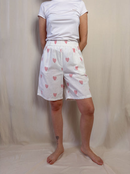 Shorts (long) in white cotton with pink hearts