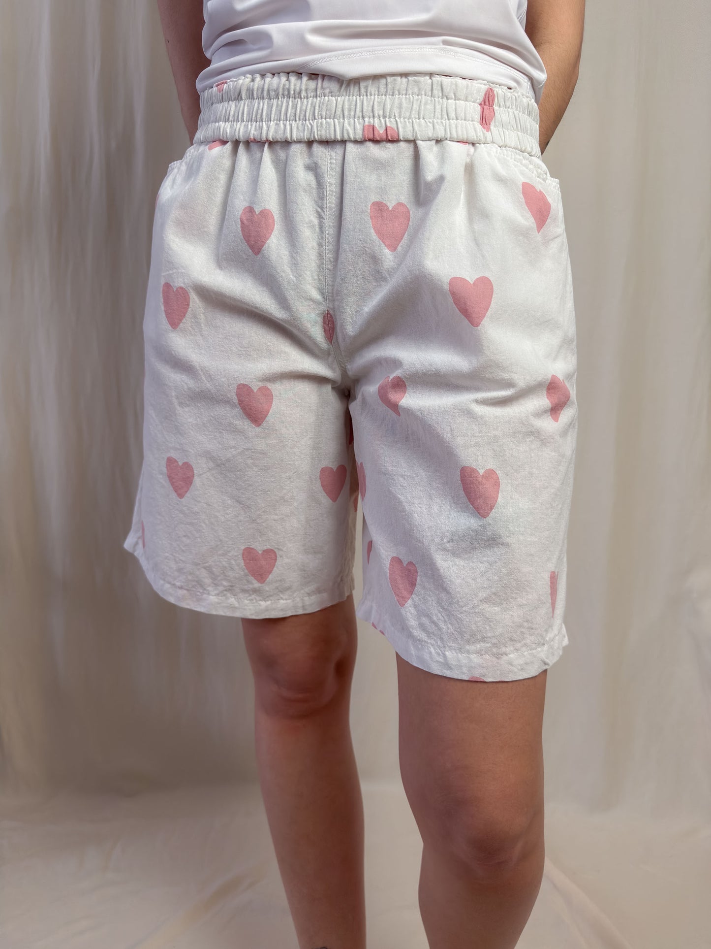 Shorts (long) in white cotton with pink hearts