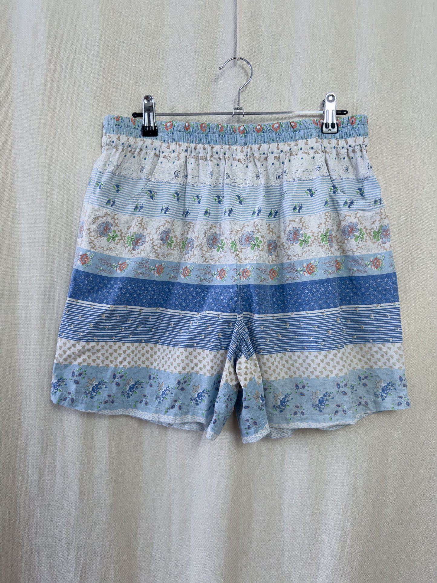 Shorts in white & blue cotton with vintage pattern