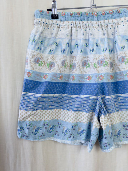 Shorts in white & blue cotton with vintage pattern