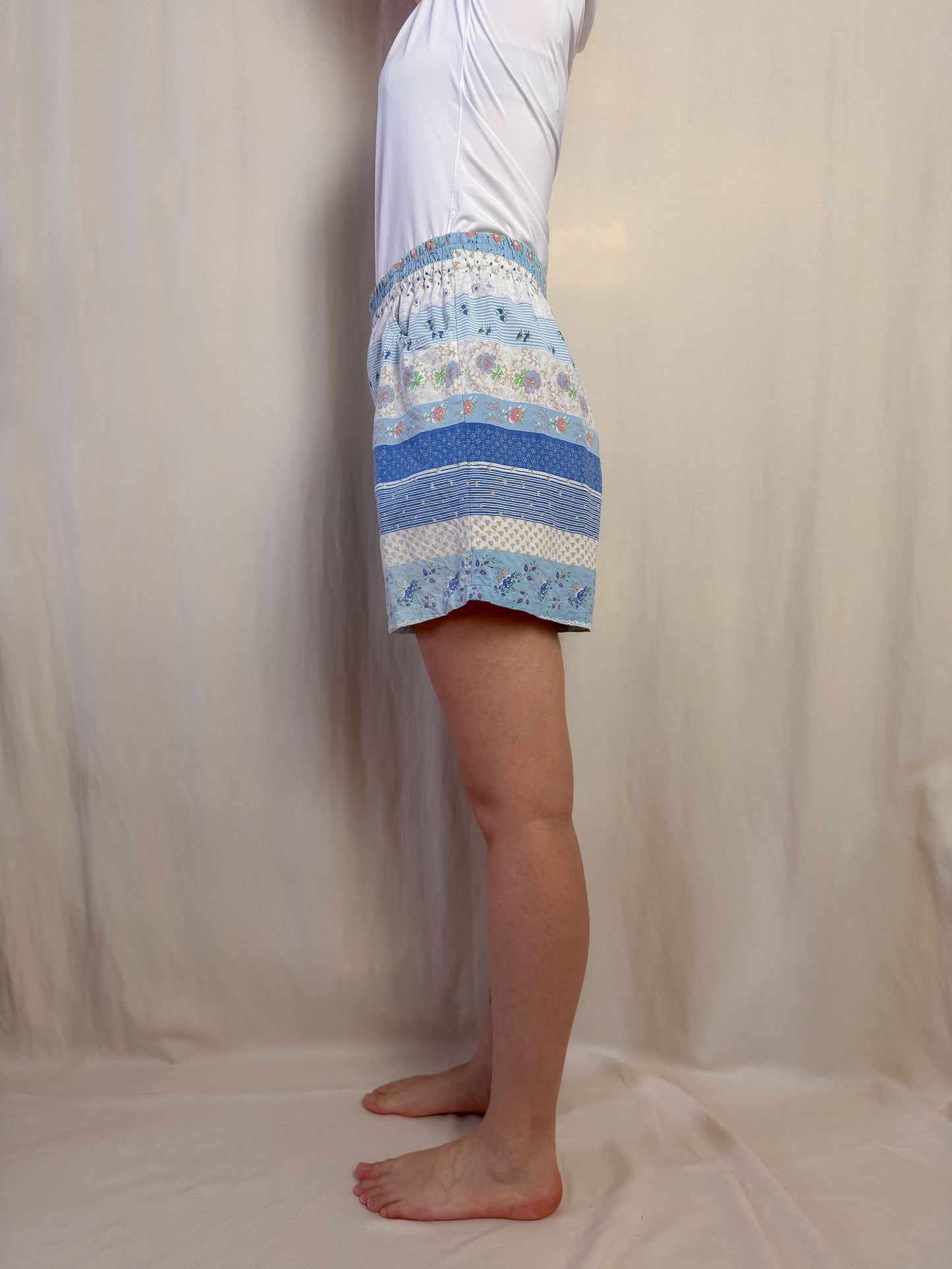 Shorts in white & blue cotton with vintage pattern