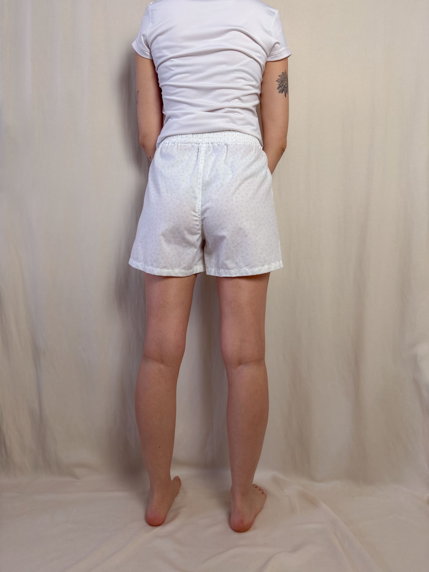 Shorts in white cotton with paisley pattern
