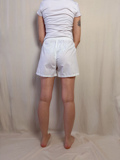 Shorts in white cotton with paisley pattern