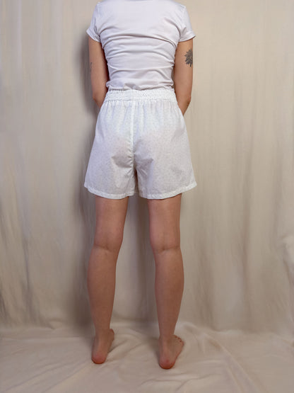 Shorts in white cotton with paisley pattern
