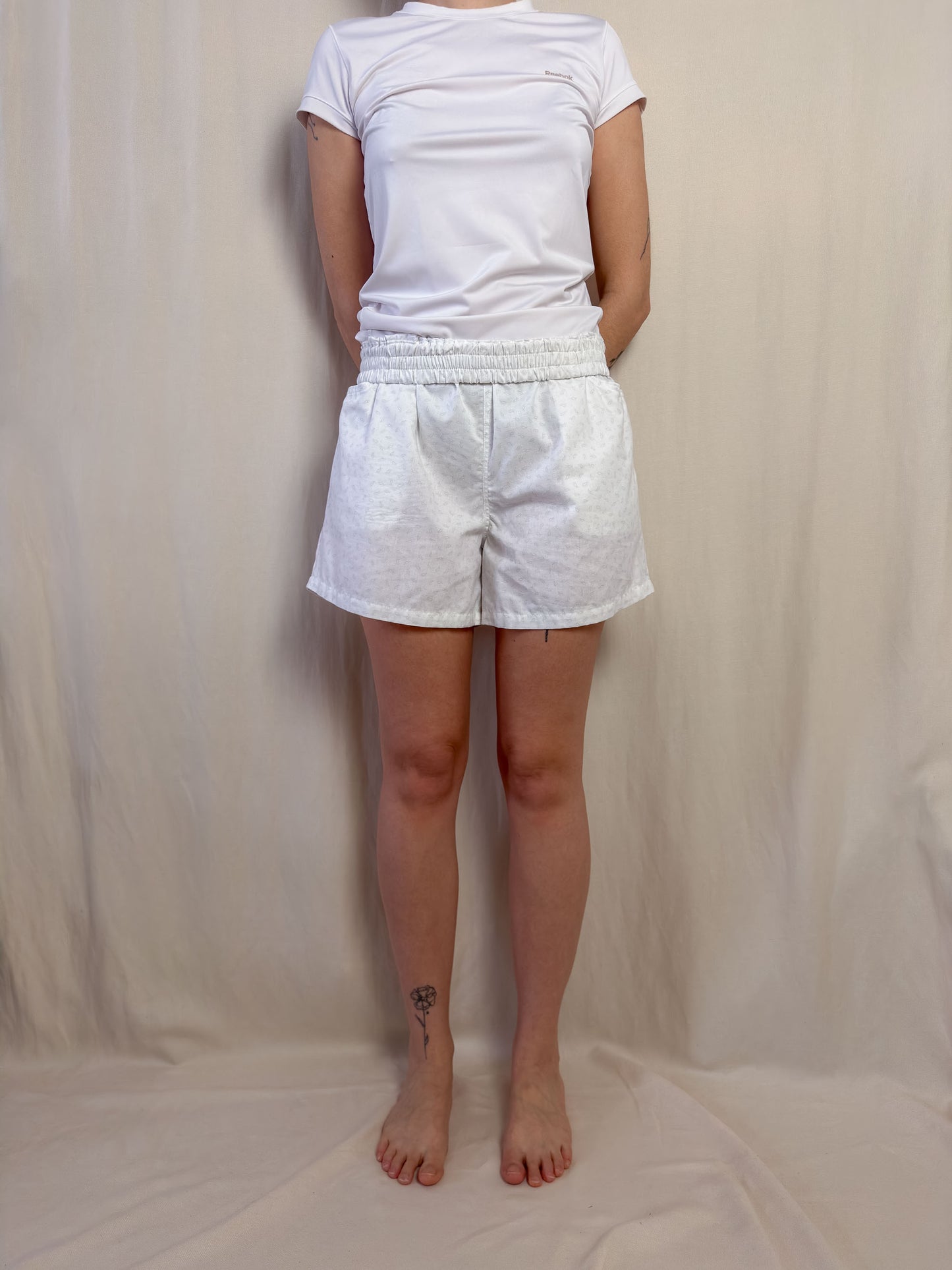 Shorts in white cotton with paisley pattern