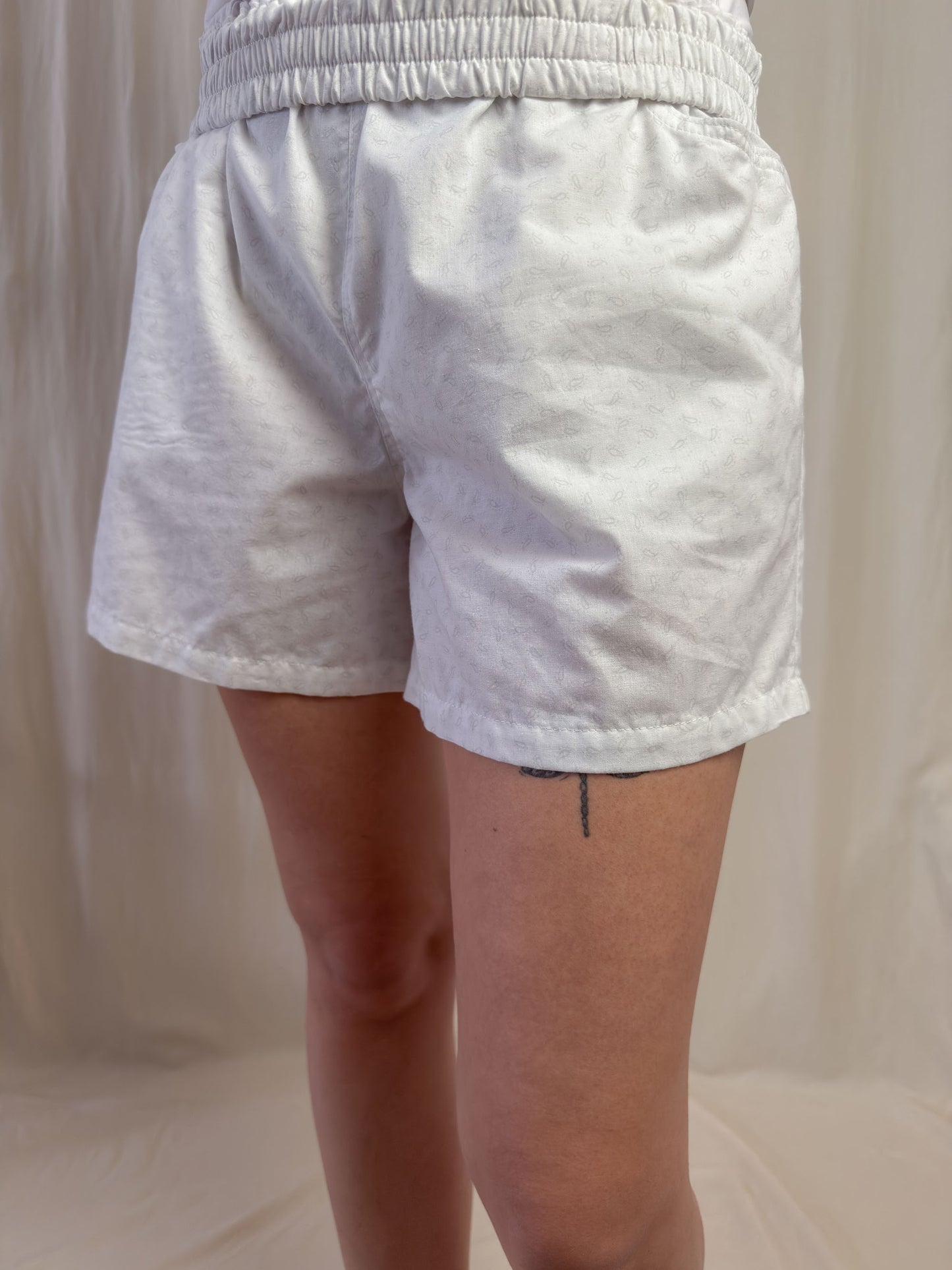 Shorts in white cotton with paisley pattern