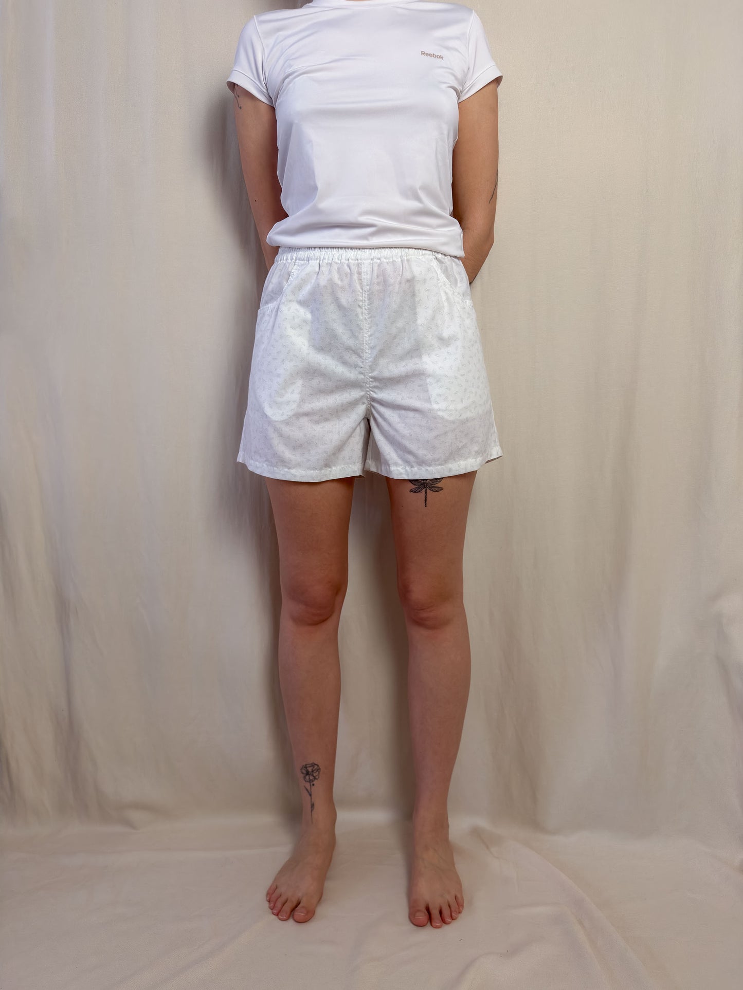 Shorts in white cotton with paisley pattern