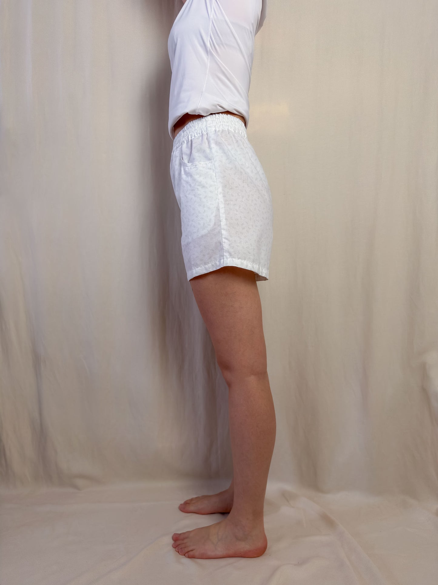 Shorts in white cotton with paisley pattern
