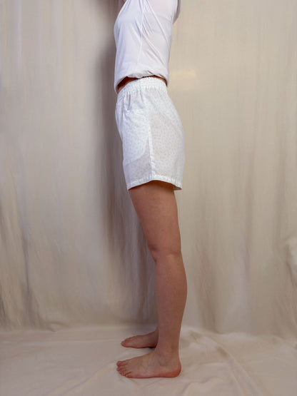 Shorts in white cotton with paisley pattern