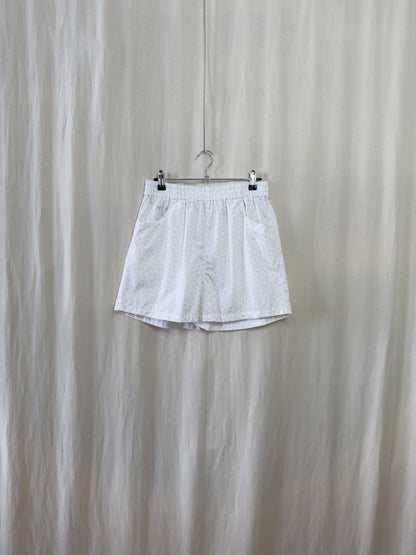 Shorts in white cotton with paisley pattern