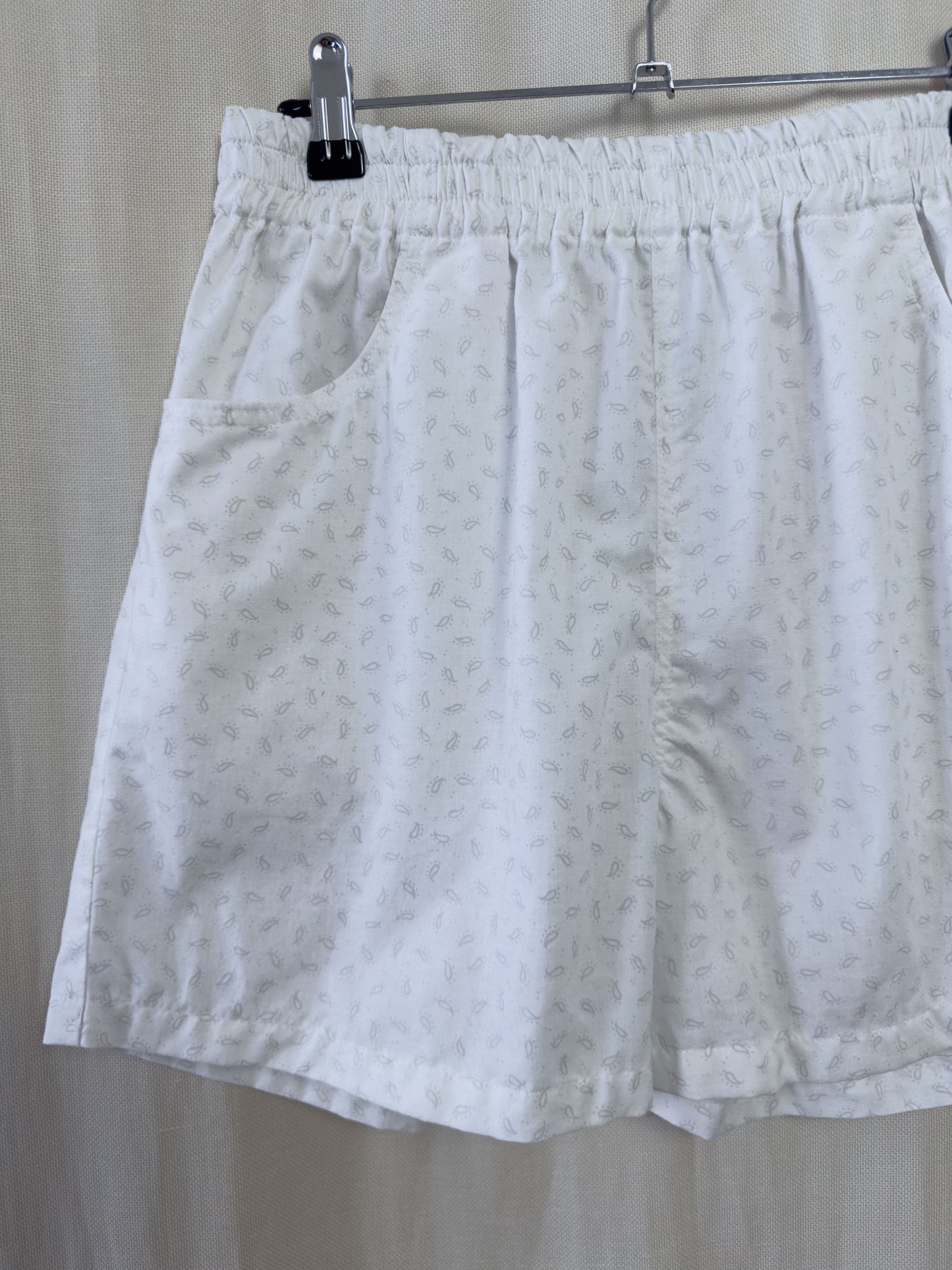 Shorts in white cotton with paisley pattern