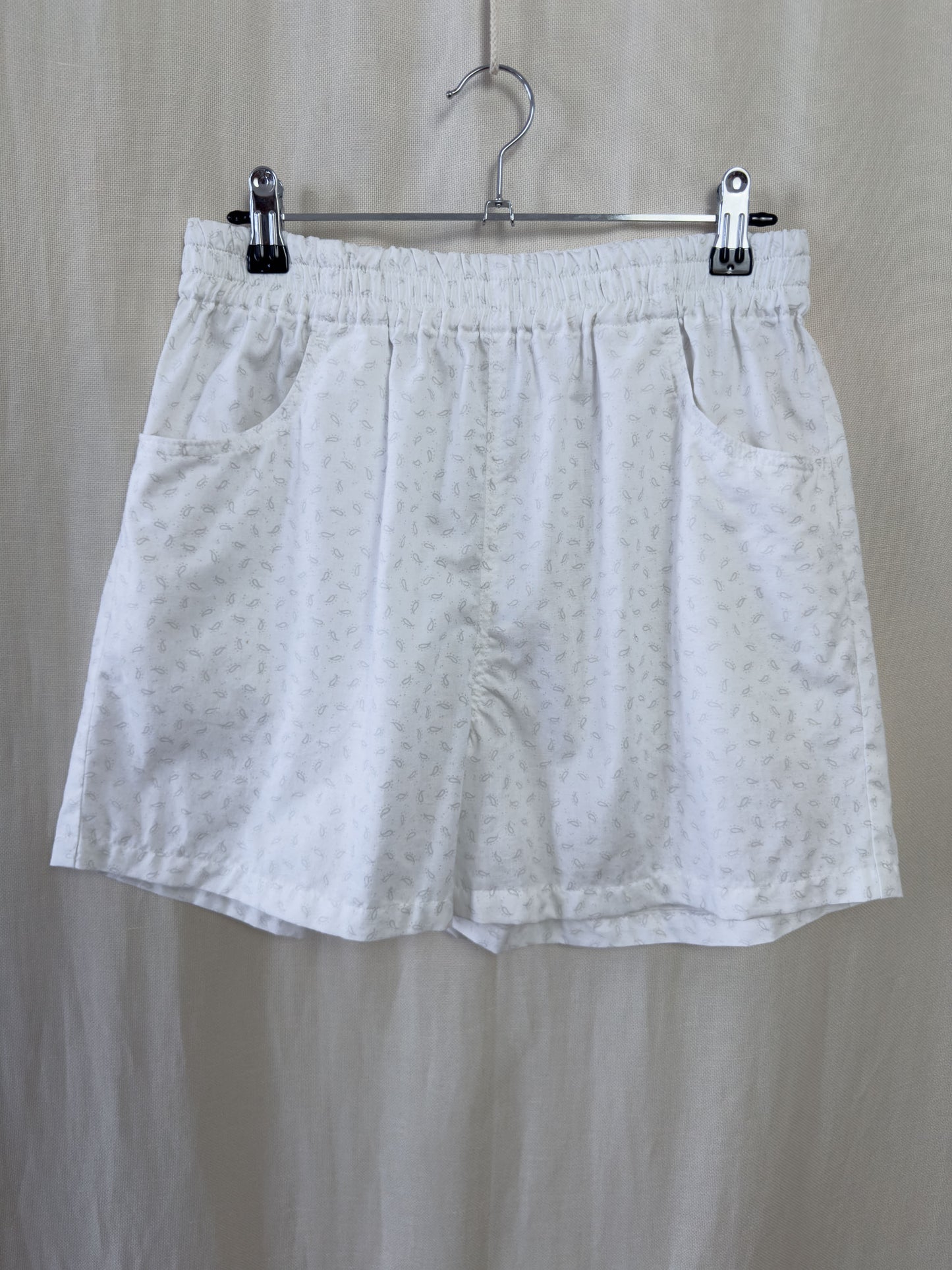 Shorts in white cotton with paisley pattern