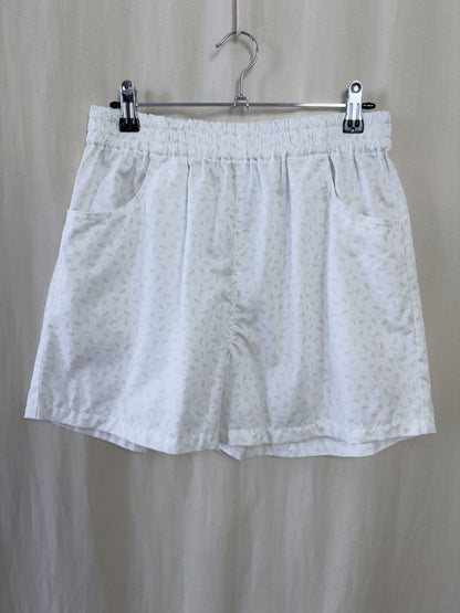 Shorts in white cotton with paisley pattern