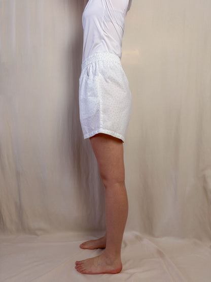 Shorts in white cotton with paisley pattern