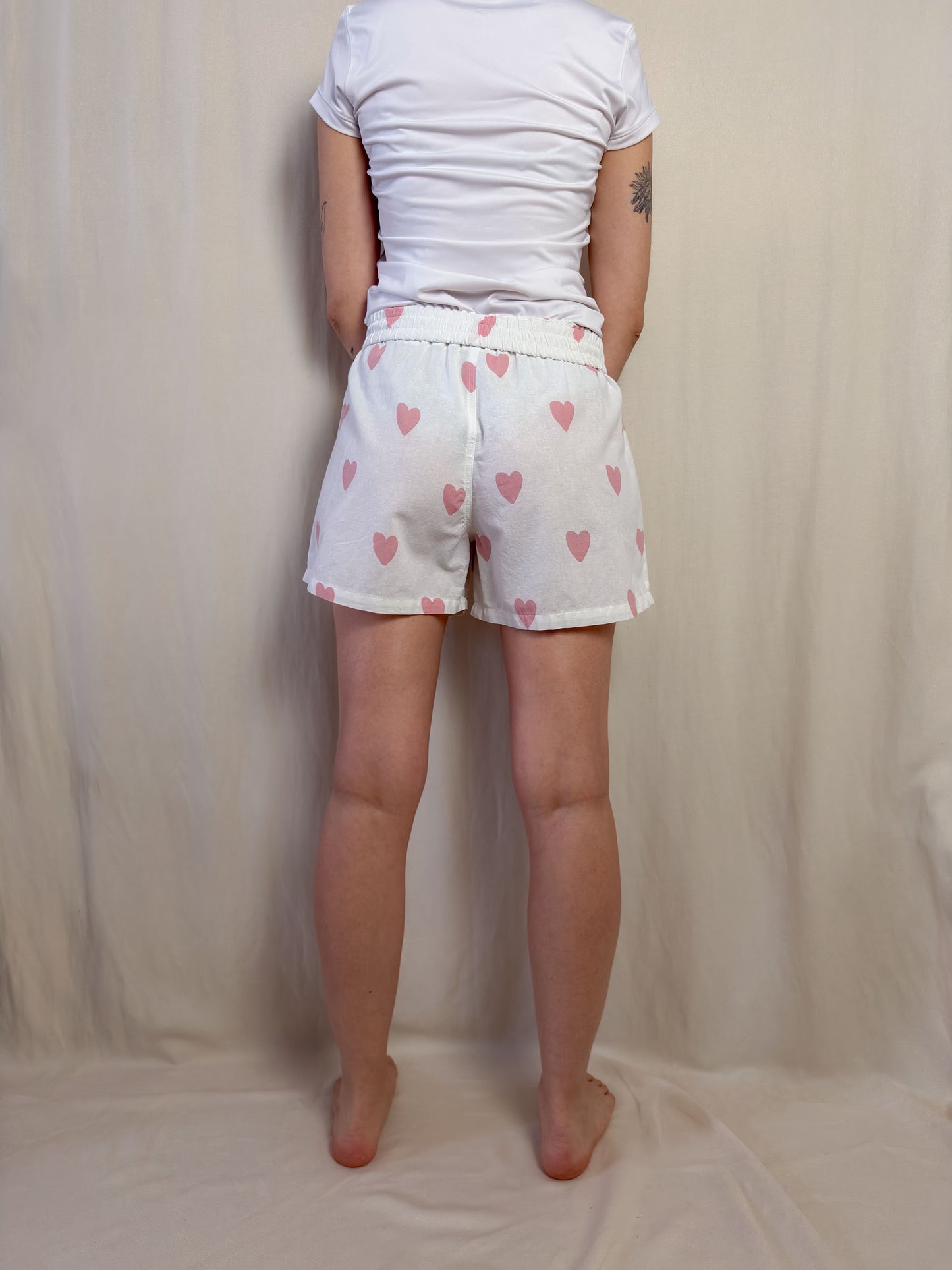 Shorts in white cotton with pink hearts