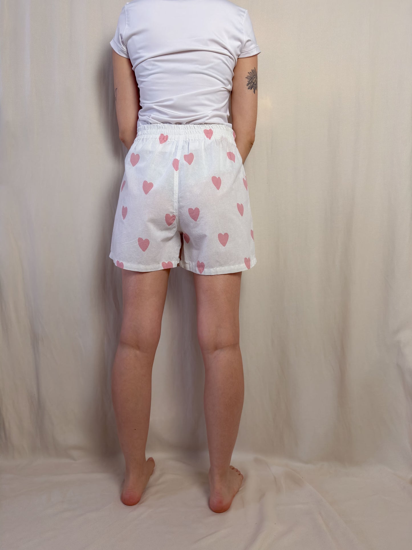 Shorts in white cotton with pink hearts