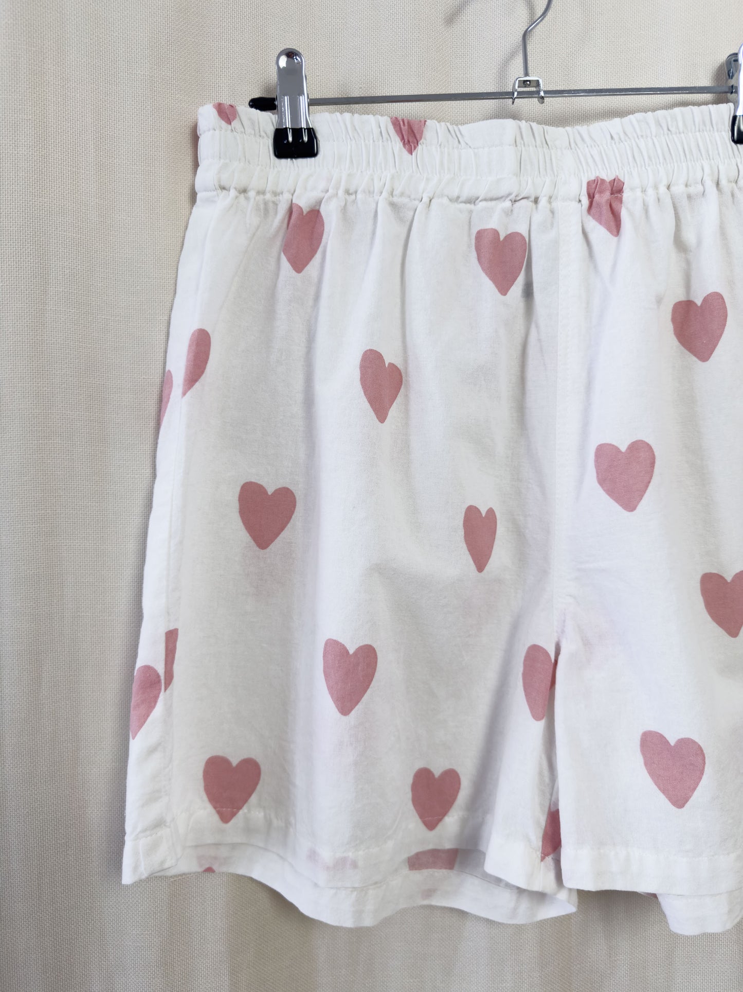 Shorts in white cotton with pink hearts