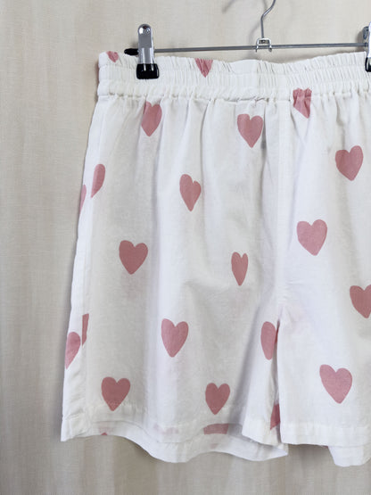 Shorts in white cotton with pink hearts