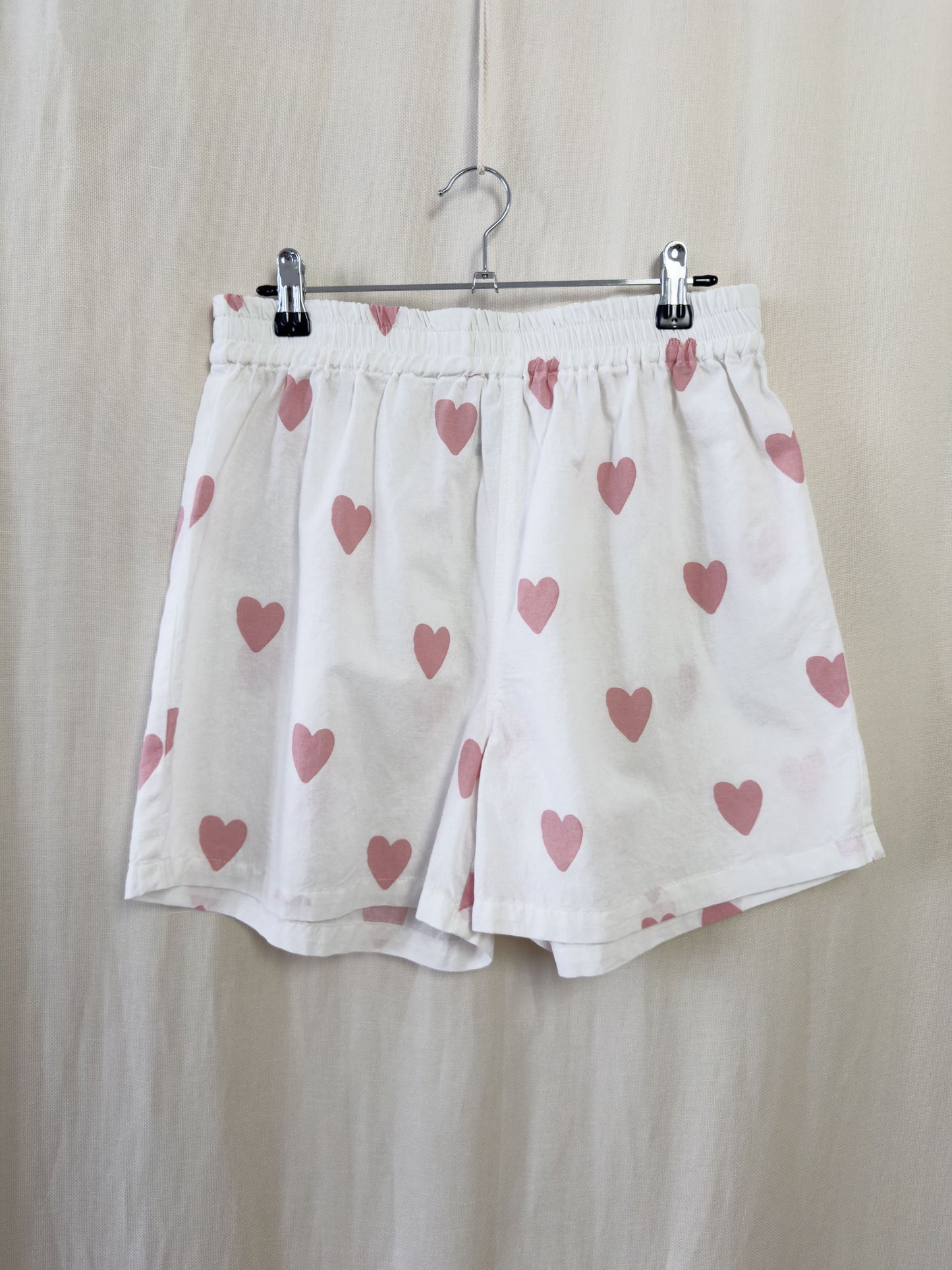 Shorts in white cotton with pink hearts