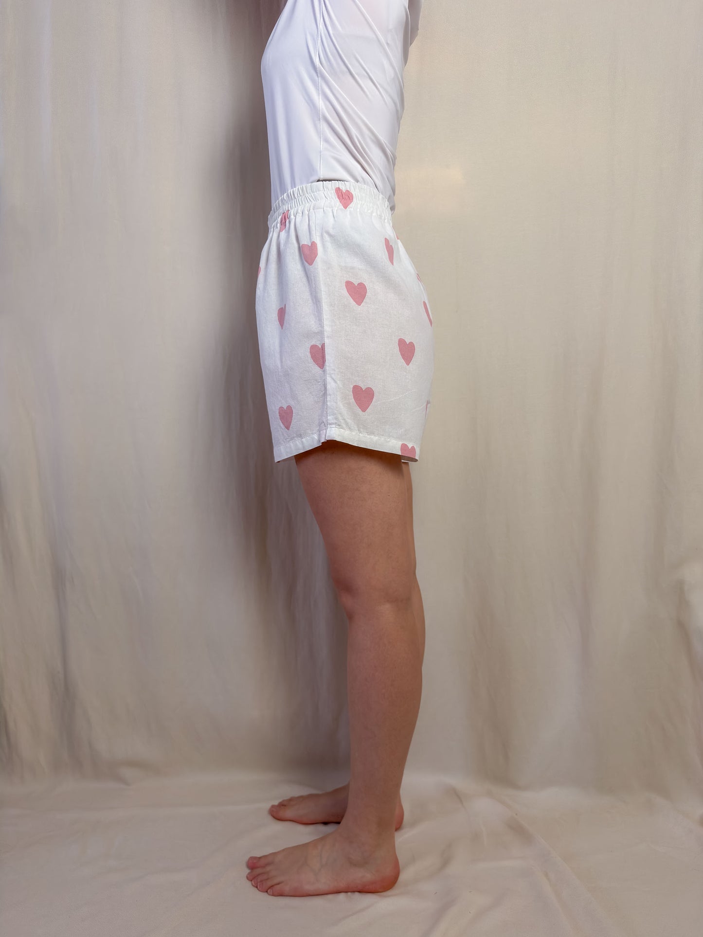Shorts in white cotton with pink hearts