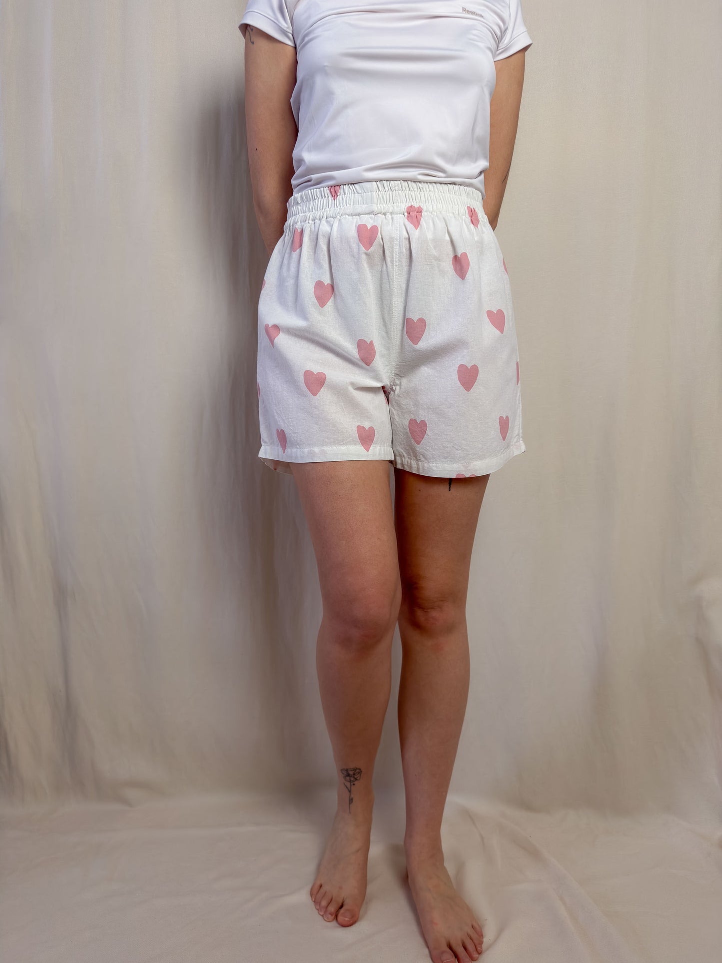 Shorts in white cotton with pink hearts