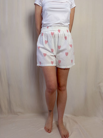 Shorts in white cotton with pink hearts