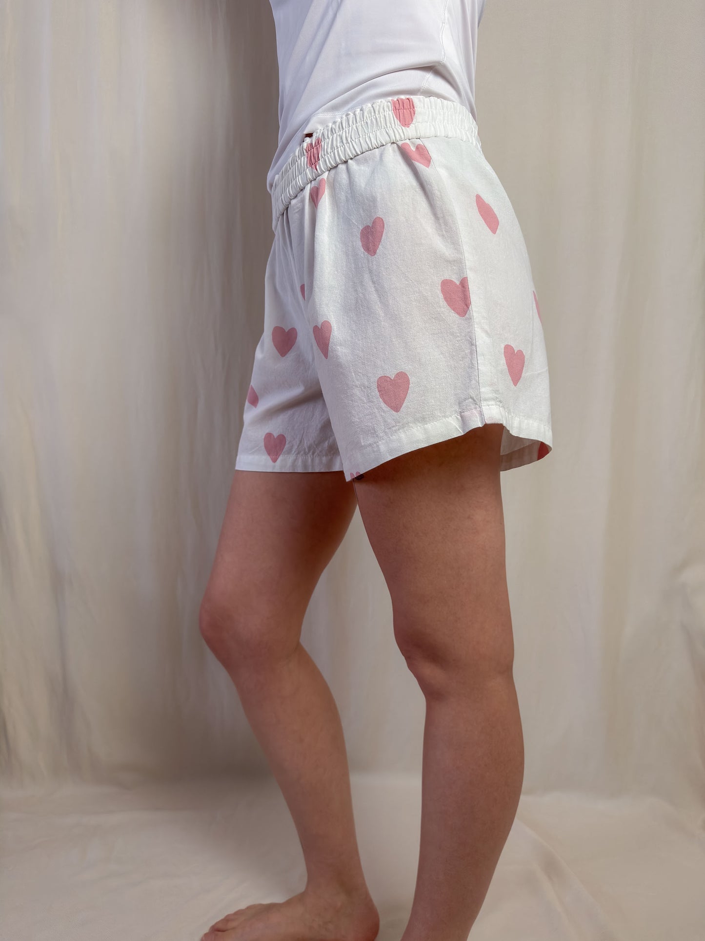 Shorts in white cotton with pink hearts