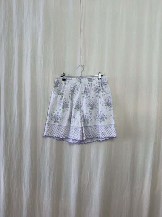 Shorts in white cotton with purple flowers and scallop edges