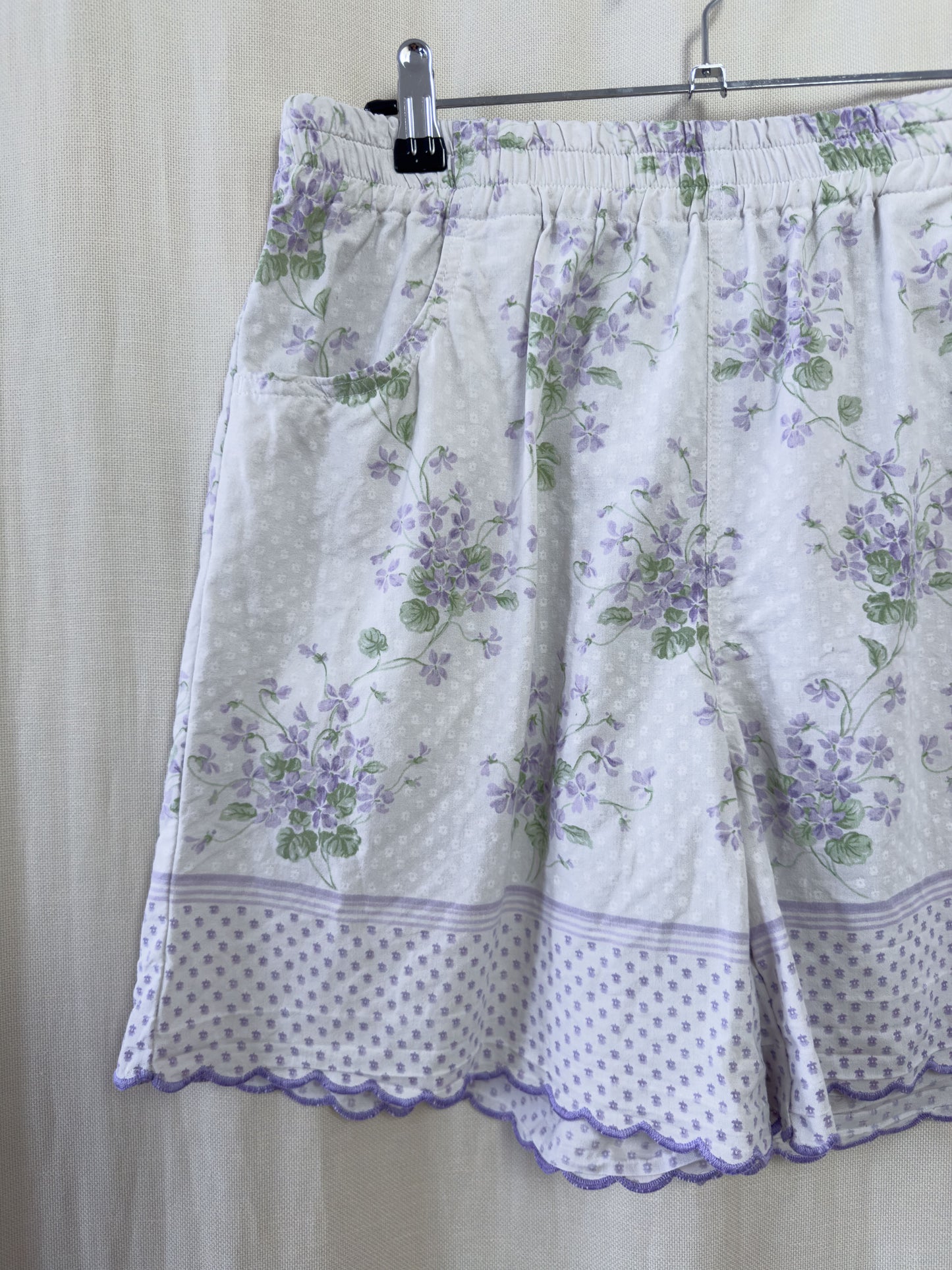 Shorts in white cotton with purple flowers and scallop edges