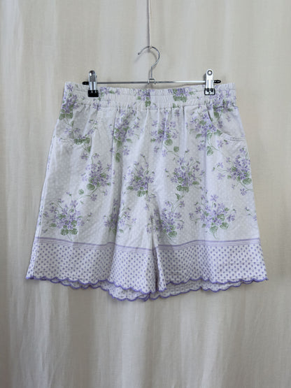 Shorts in white cotton with purple flowers and scallop edges