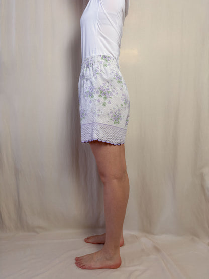 Shorts in white cotton with purple flowers and scallop edges
