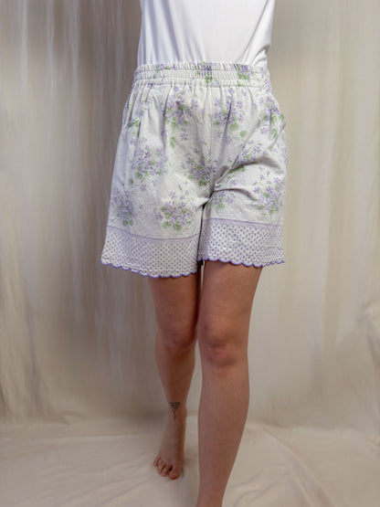 Shorts in white cotton with purple flowers and scallop edges