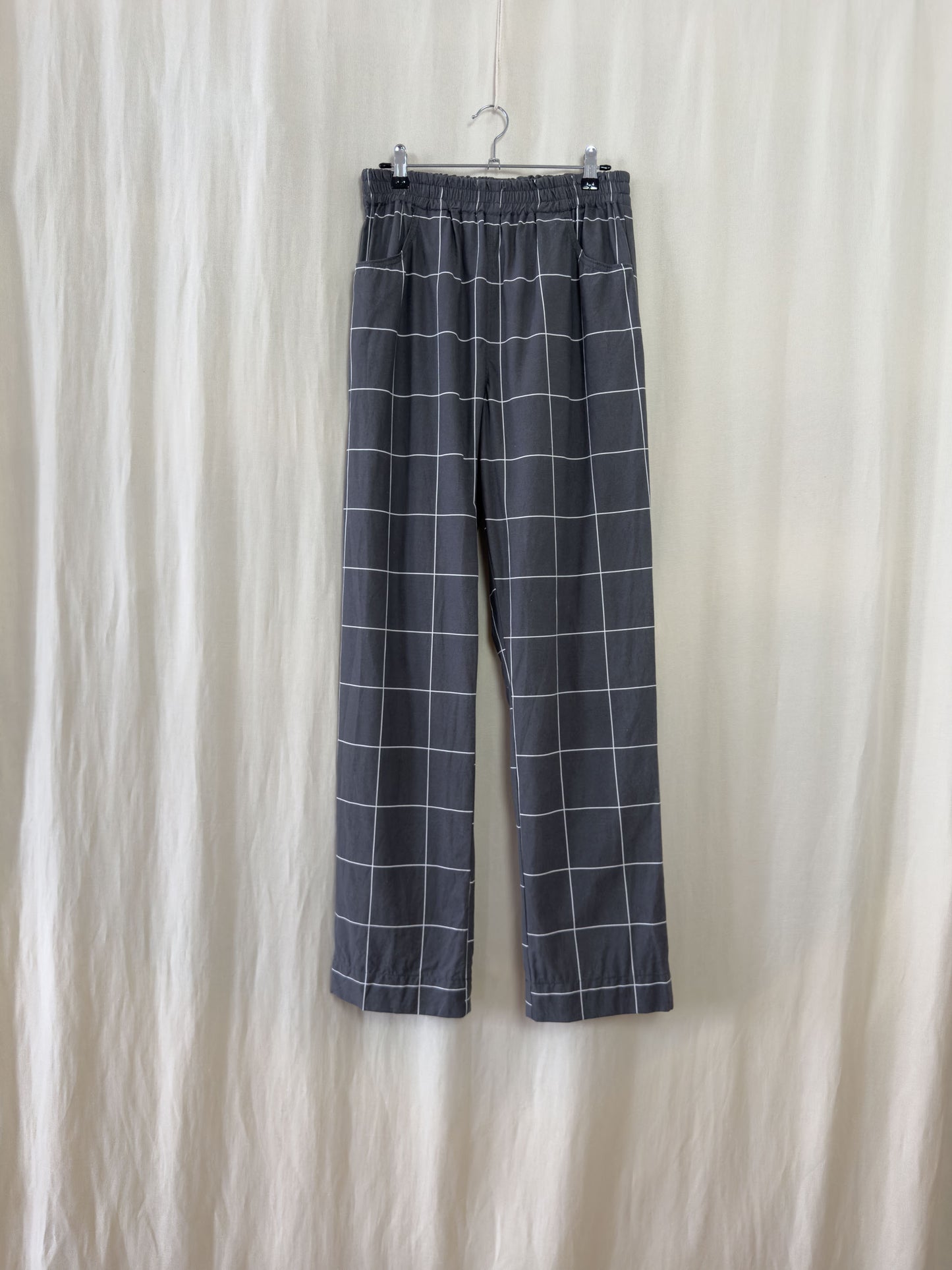 straight trousers in dark grey with white checks