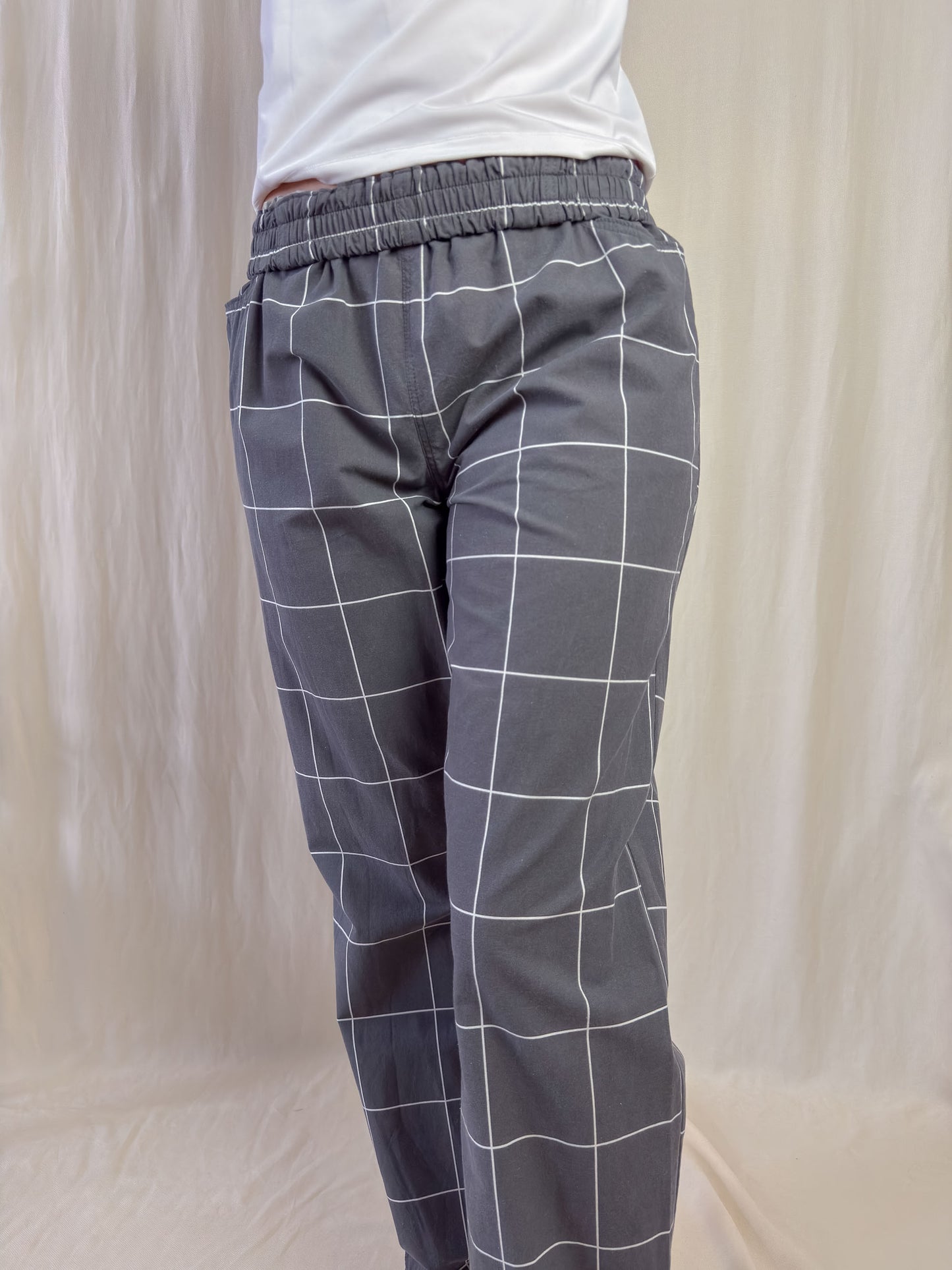 straight trousers in dark grey with white checks