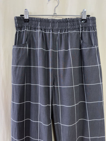 straight trousers in dark grey with white checks