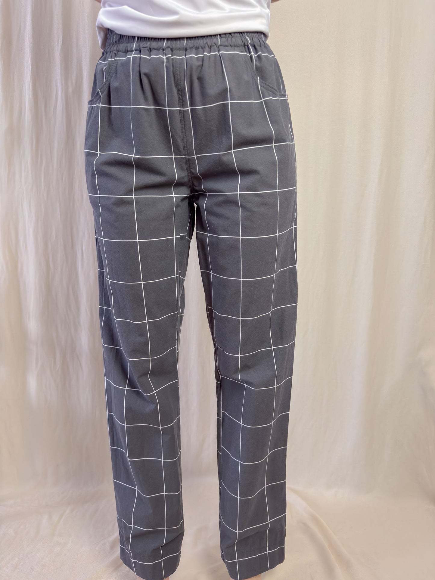 straight trousers in dark grey with white checks