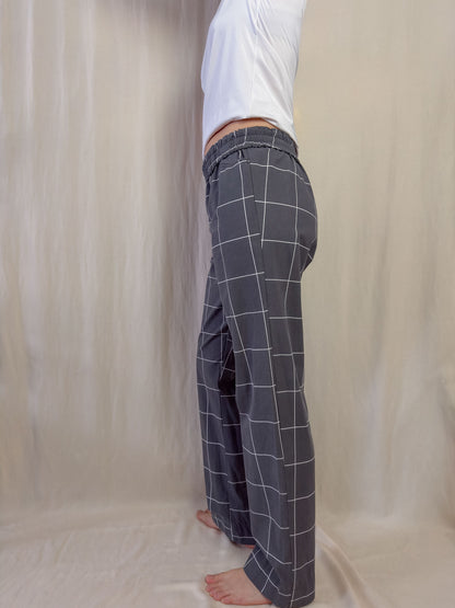 straight trousers in dark grey with white checks